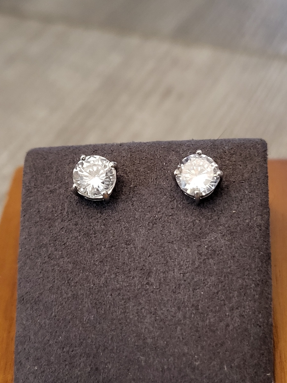 Classic Clear Round Cubic Zirconia Stud Earrings in Silver